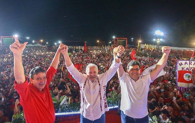 Lula, com Wellington Dias e Rafael Fonteles em TEresina: mais de 50 mil presentes